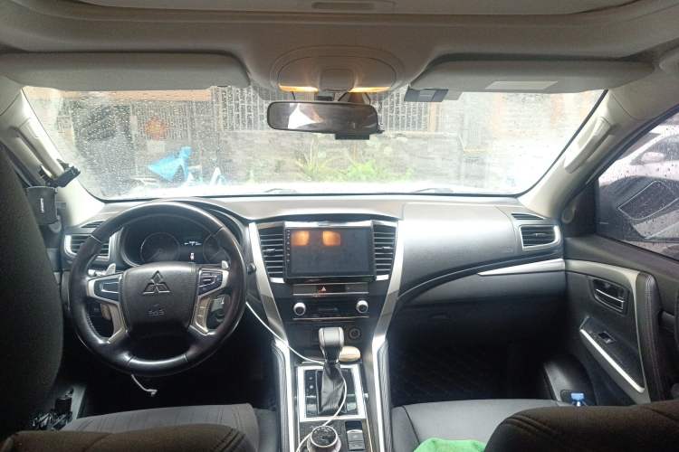 Used Mitsubishi Pajero Sport  Headliner