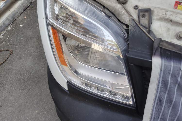 Used SAIC MAXUS Xintu V80 2021 2.0T PLUS Manual All-Around King Short Wheelbase Mid-Roof Variant—5/6/7/8/9-Seater
