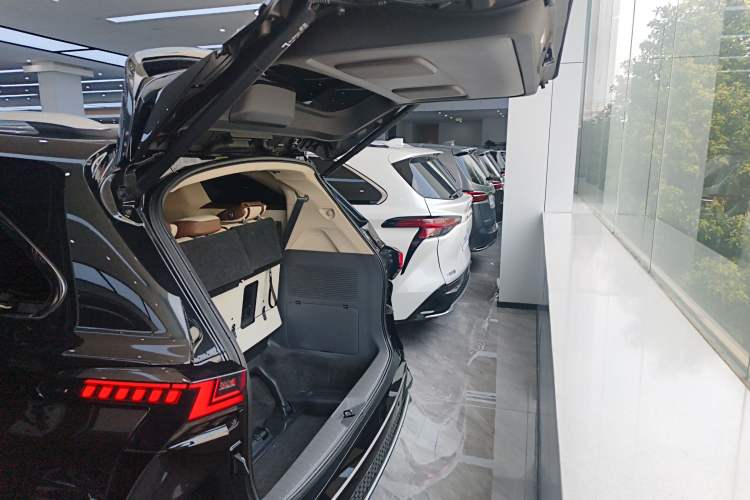 Used Toyota Granvia 2022 2.5L Hybrid Premium Edition Trunk