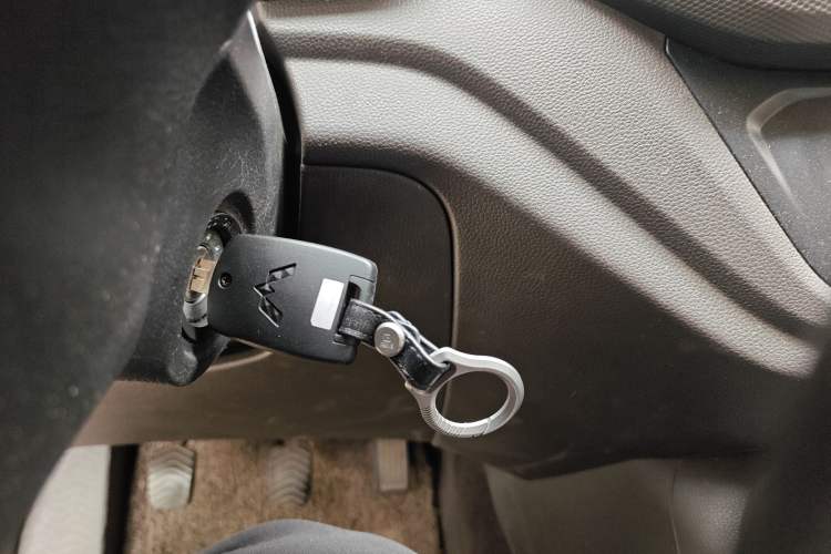 Used Wuling Hongguang V 2022 1.5L Jingqu Edition Enclosed-Window Vehicle with Electric Power Steering LAR