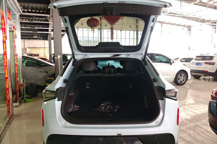 Used Livan 7 2023 605 km ZHU FENG Trunk