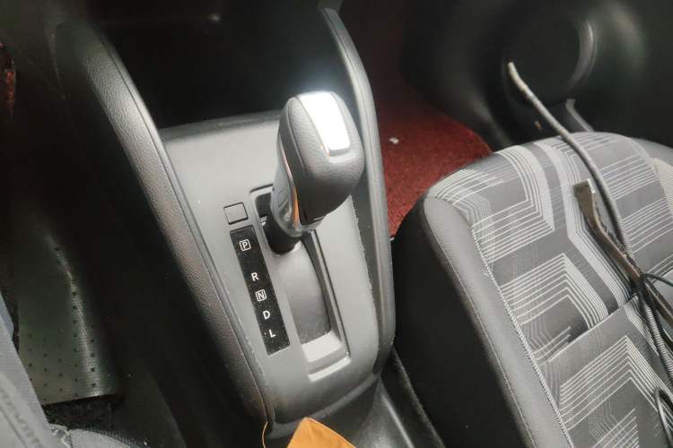 Used Nissan Kicks 2021 1.5L XL CVT Cool Enjoyment Edition Gear Lever