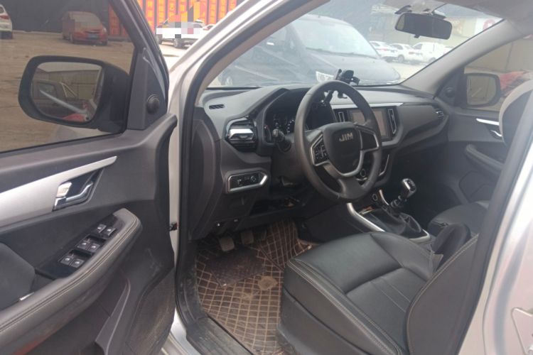 Used Isuzu D-MAX 2023 2.5T Manual 4x4 Diesel Flagship Long Wheelbase Interior 3