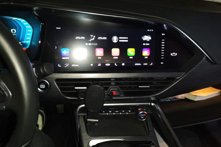 Used Geely Auto Monjaro New Energy 2019 400T Yuxingzhe Pure Electric Range 80 km Audio And AC Panel