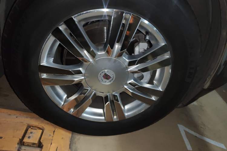 Used Cadillac SRX 2011 3.0L Luxury Model Right Front Wheel Hub