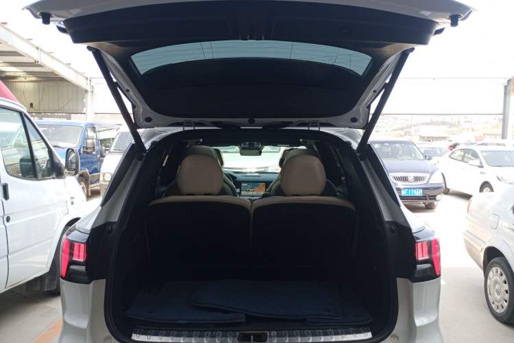 Used Lynk & Co 09 2021 2.0T Halo Six-Seater
