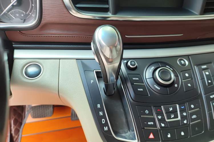 Used Buick GL8 2017 25S Prestige Version China V Standard Gear Lever