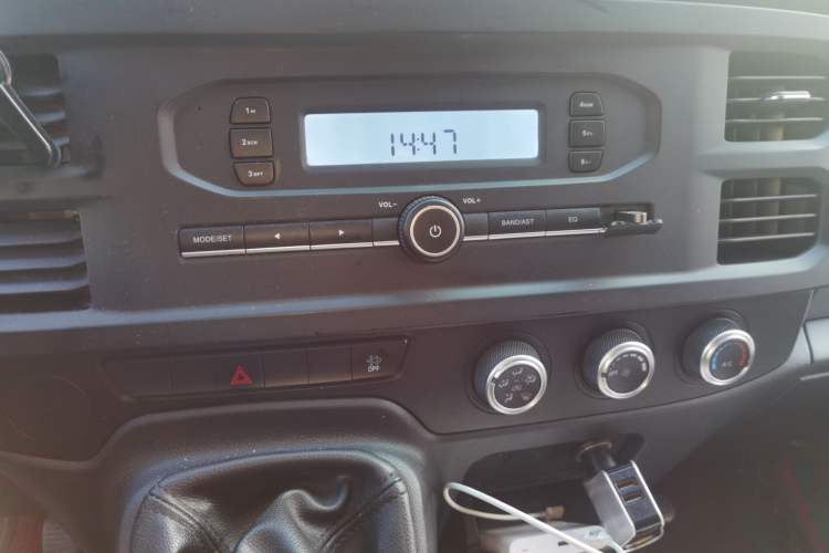 Used JMC Fushun 2023 2.0T Manual Short-Wheelbase Low-Roof Commercial Van 2/3 Seats with Lift-Up Tailgate
