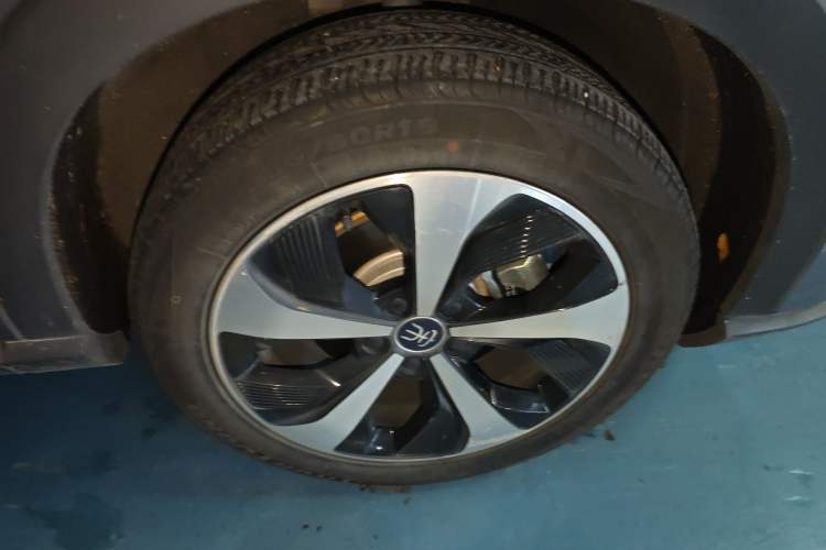 Used BYD Song PLUS New Energy 2021 EV Deluxe Model Right Front Wheel Hub
