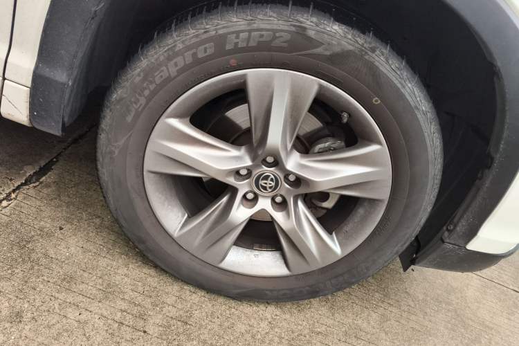 Used Toyota Highlander 2015 2.0T Four-Wheel Drive Luxury Edition 7-Seater Right Front Wheel Hub