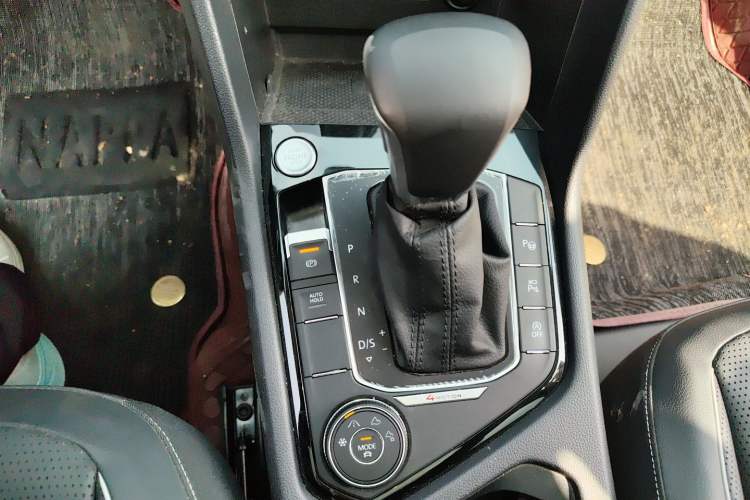 Used Volkswagen Tiguan L 2023 Facelifted 380TSI Automatic All-Wheel Drive R-Line Plus Version 7-Seater Gear Lever