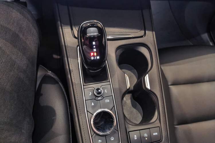 Used Cadillac XT4 2024 28T Two-Wheel-Drive Luxury Version Gear Lever