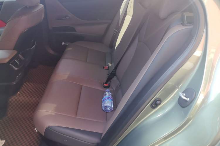 Used Lexus ES 2021 300h Deluxe Edition
