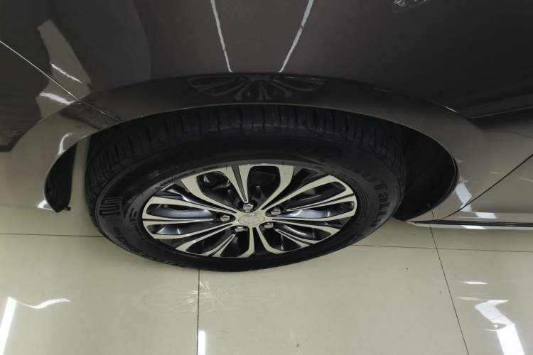 Used Buick GL8 2023 Facelifted Land Cruiser Executive Luxury Version
