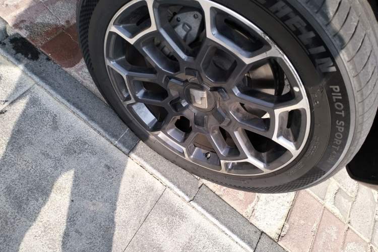 Used Tank 700 New Energy 2024 Hi4-T Extreme Edition Right Front Wheel Hub