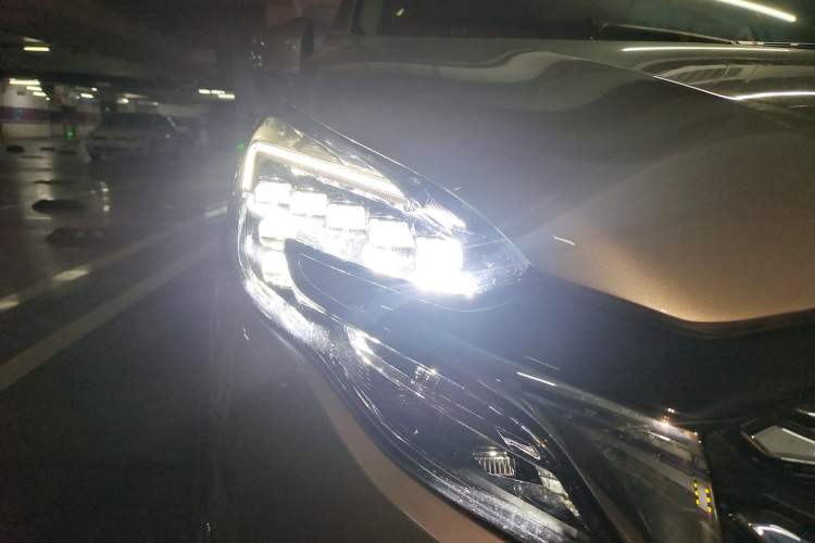 Used Buick GL8 2023 ES Lu Zun Deluxe Model Right Front Headlight