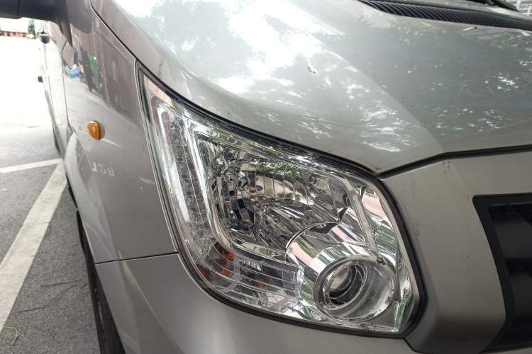 Used Foton Toano 2023 Urban Edition Van 2.0T Manual Short Wheelbase Mid-Height Roof Rear Single Tire 3-Seater Right Front Headlight