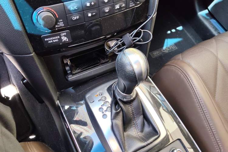 Used Infiniti QX70 2013 3.7L Standard Edition Gear Lever