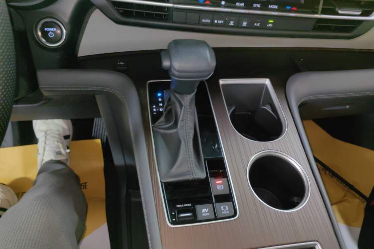 Used Toyota Granvia 2024 2.5L Hybrid Comfort Edition