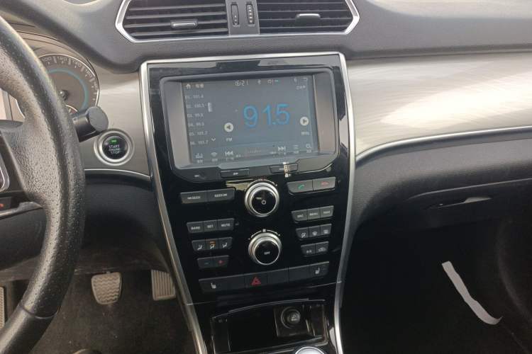 Used Haval H2 2016 Red Label 1.5T Manual Two-Wheel Drive Urban Edition Audio And AC Panel