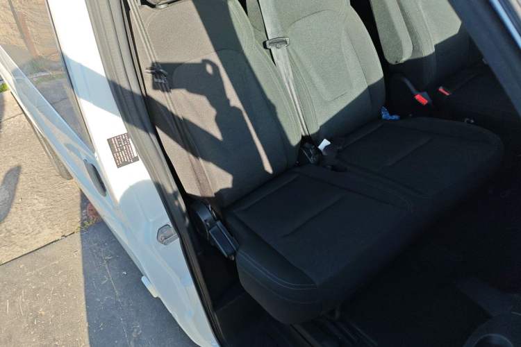 Used JMC Fushun 2023 2.0T Automatic Mid-Range Mid-Roof Commercial Multi-Purpose 7-Seater Passenger Vehicle Right Front Seat