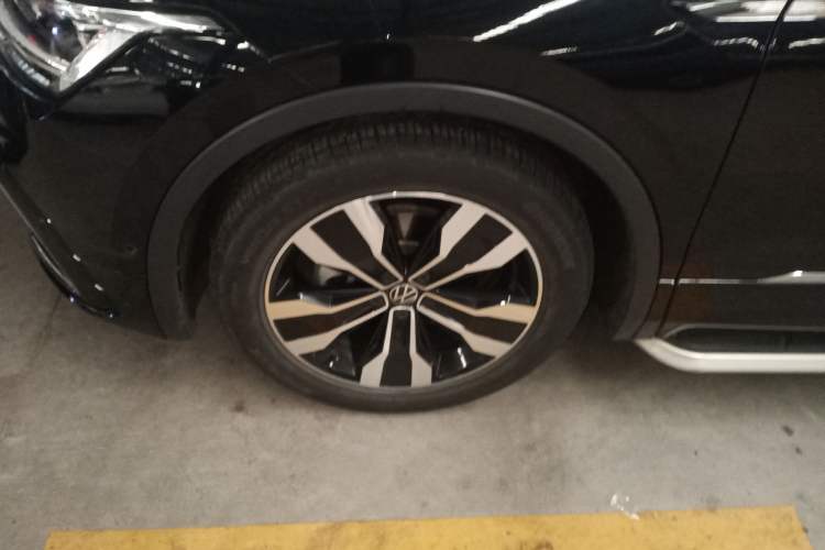 Used Volkswagen Tiguan L 2023 330TSI Automatic Two-Wheel Drive R-Line Enjoyment Edition Left Front Wheel Hub