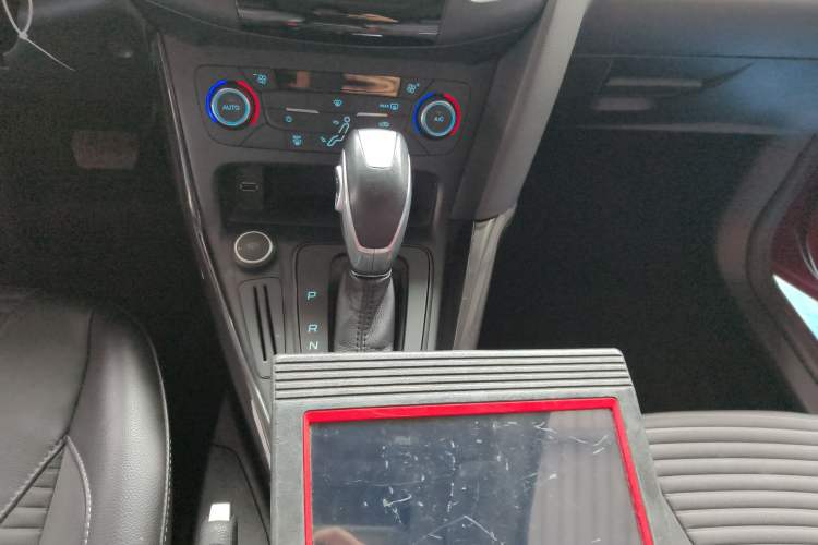 Used Ford Focus 2015 Hatchback 1.6L Automatic Fashion Edition Gear Lever