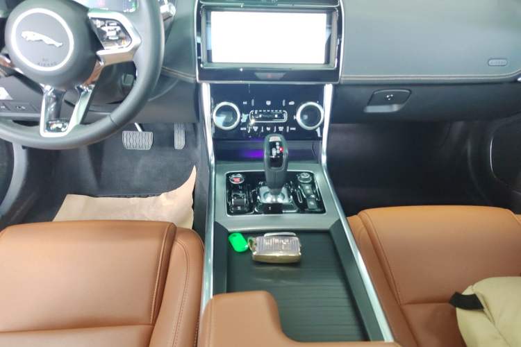 Used Jaguar XEL 2020 2.0T 200 PS R-DYNAMIC S Advanced Sport Edition Gear Lever