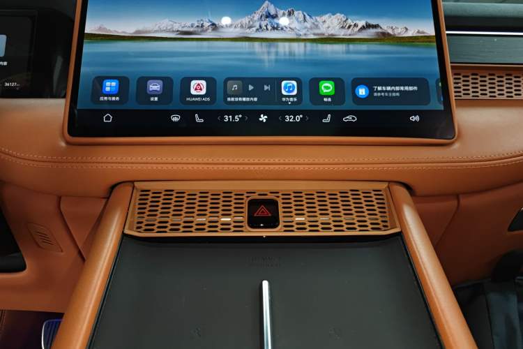 Used Hima AITO M7 2024 1.5T Intelligent Drive 4WD Ultra Version 5 Seats Audio And AC Panel