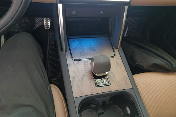 Used Land Rover Discovery Sport 2025 249 PS Performance Tech Edition Gear Lever