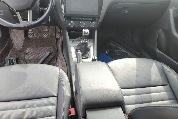 Used Skoda Octavia 2017 1.6L Manual Smart Drive Edition Gear Lever