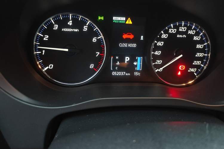 Used Mitsubishi Outlander 2018 2.4L 4x4 Prestige Edition 7 Seats Odometer Close Up