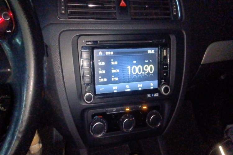 Used Volkswagen Sagitar 2014 Revised Version 1.6L Automatic Comfort Edition Audio And AC Panel