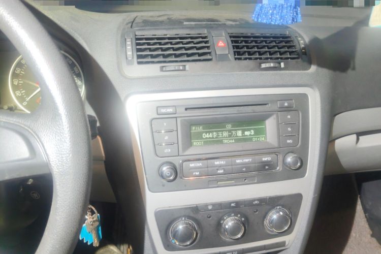 Used Skoda Octavia 2014 1.6L Manual Yijie Edition Audio And AC Panel