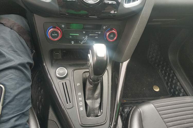 Used Ford Focus 2017 Hatchback 1.6L Automatic Fashion Edition Smart Drive Version Gear Lever