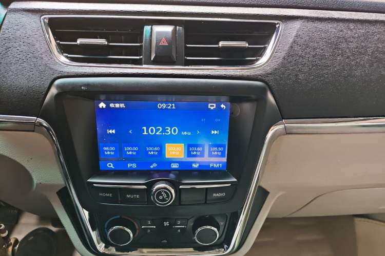 Used Jinbei New Hiace X30L 2023 1.5L Wealth Edition Van 2/5 Seats Non-Air-Conditioned Version SWC15M
