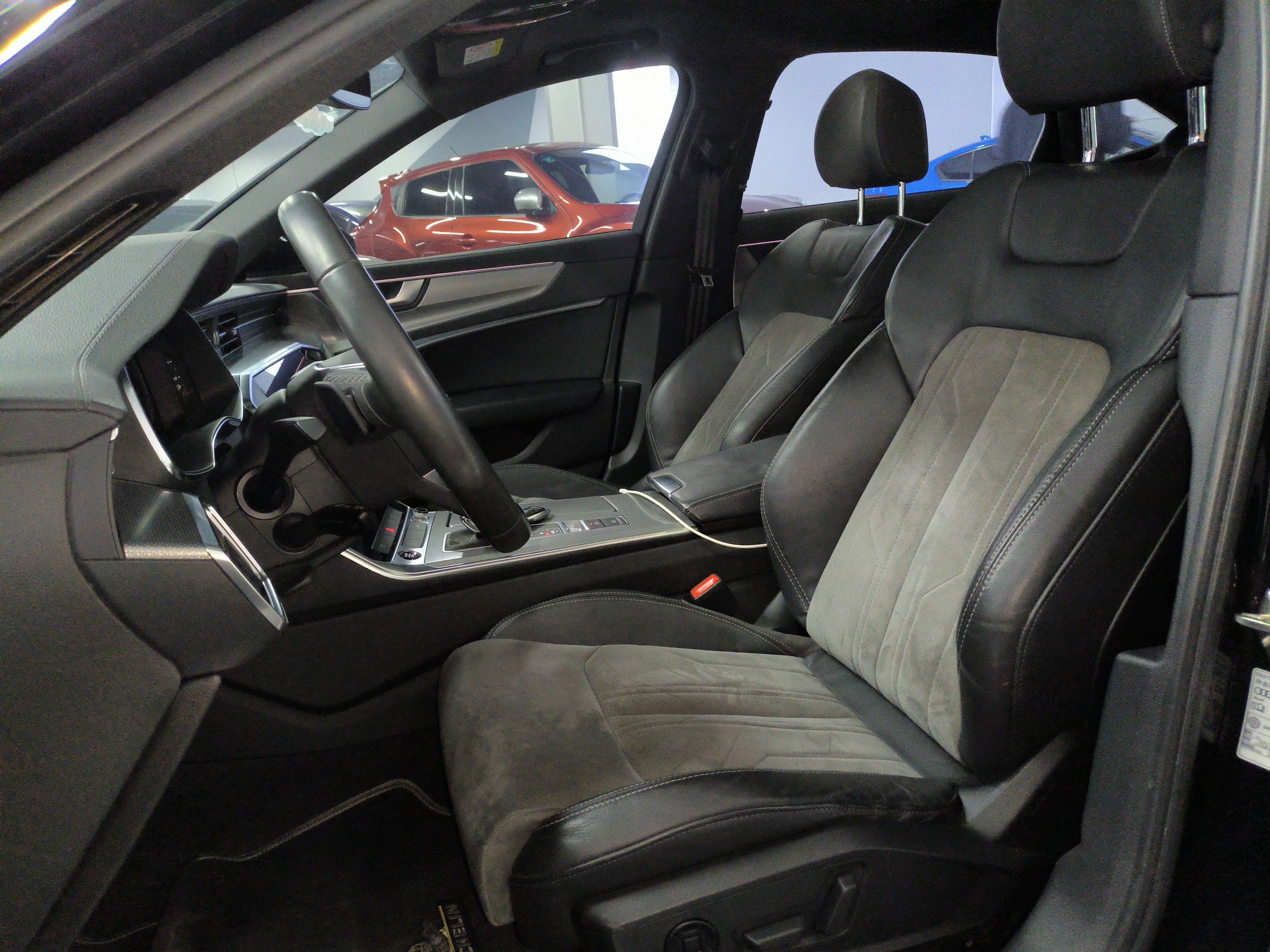 المقاعد الأمامية داخل السيارة