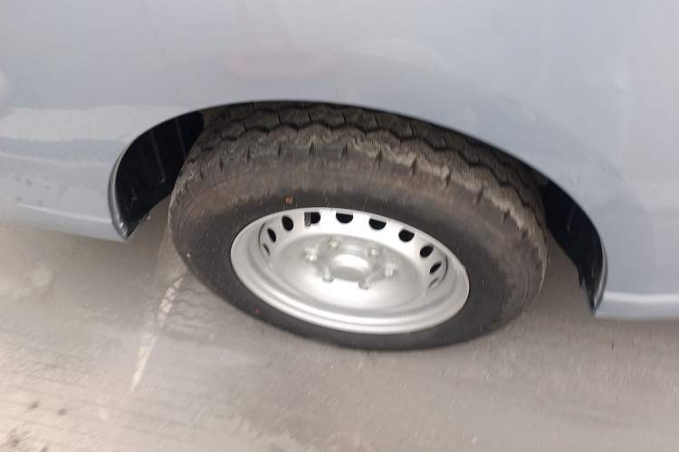 Used Wuling Yangguang 2024 300KM Comfort Version Passenger Van 75kW Exterior 5