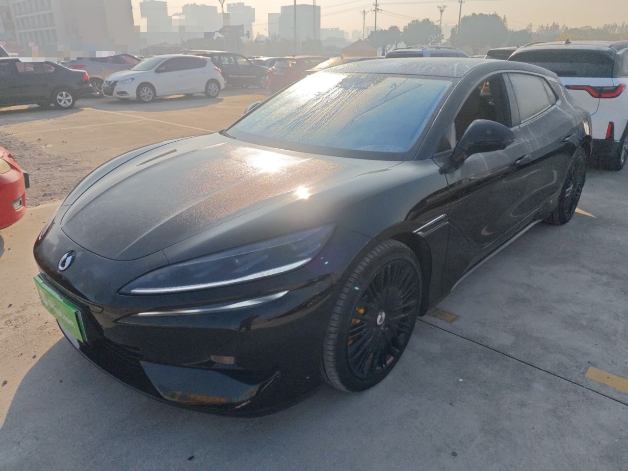 Под передней частью автомобиля