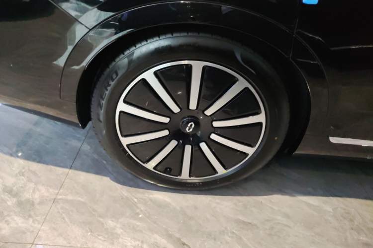 Used Hima AITO M9 2025 Extended-Range Ultra Version 52 kWh 6-Seater Right Rear Wheel Hub