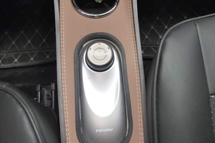 Used Wuling Hongguang MINIEV 2025 Four-Door Version Advanced Edition Gear Lever