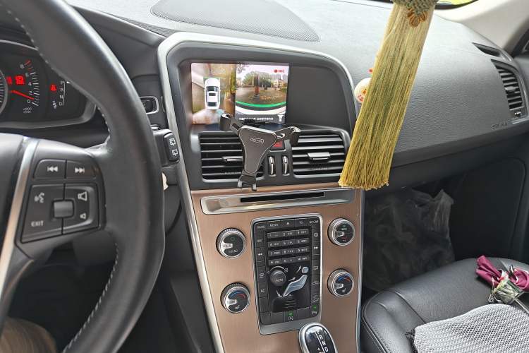 Used Volvo XC60 2017 T5 AWD Smart Upgrade Edition Audio And AC Panel