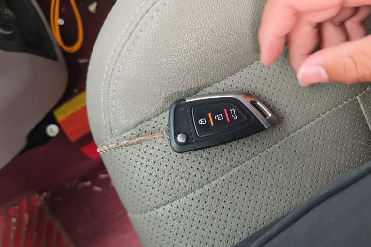 Used JAC Refine M4 2019 Business & Travel Series 2.0L Manual Comfort Model China VI Interior 1