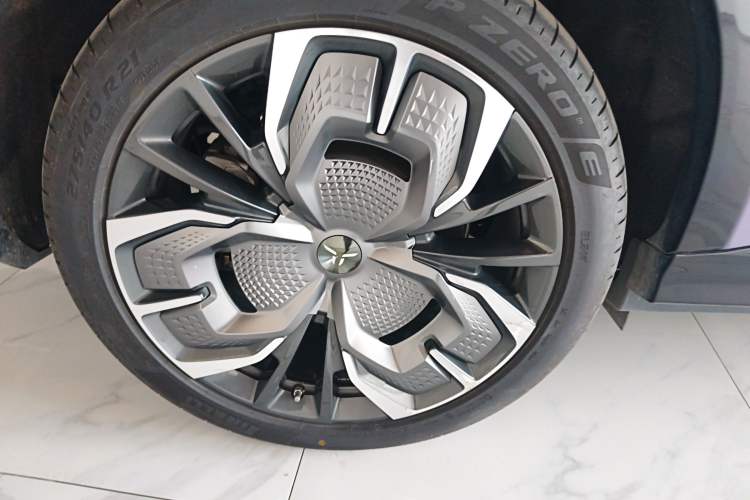 Used Hongqi Tiangong 08 2025 680 Ultra Four-Wheel-Drive Version Right Rear Wheel Hub