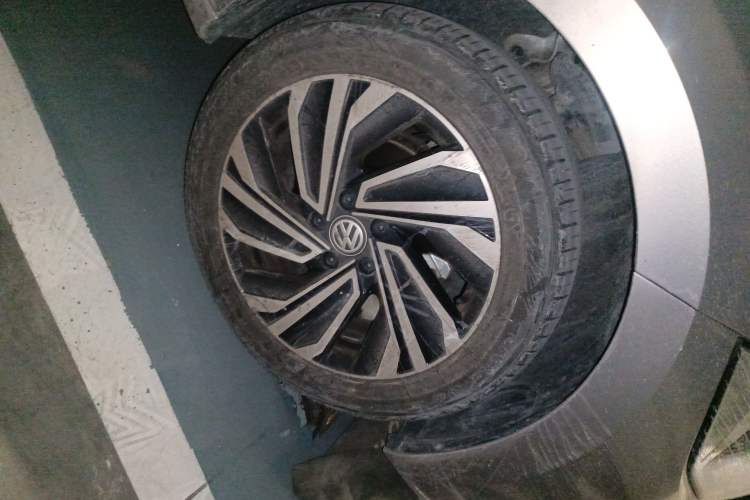 Used Volkswagen Sagitar 2022 280TSI DSG Excellence Edition Right Front Wheel Hub