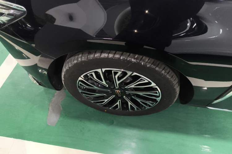 Used Hongqi H5 2025 2.0T Automatic Flag Edition – 500 000 Units Commemorative Version
