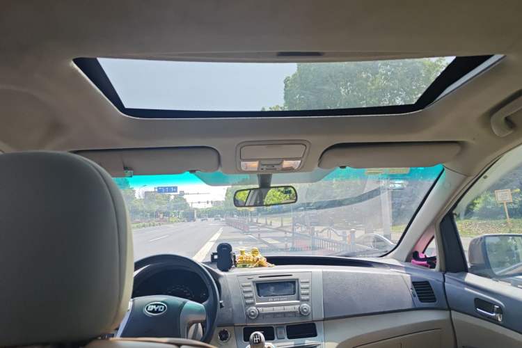 Used BYD M6 2013 2.0L Manual Comfort Edition
