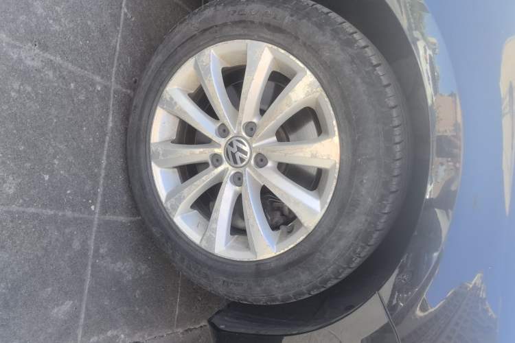 Used Volkswagen Magotan 2012 Revised Version 1.8TSI Leading Edition Right Front Wheel Hub