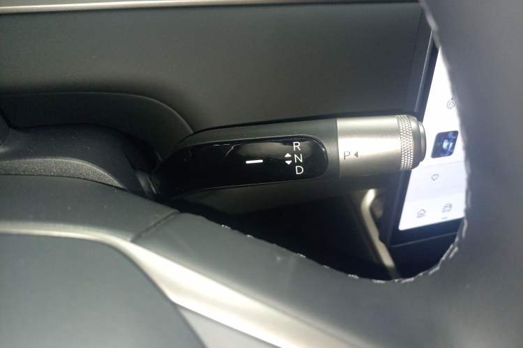 Used ONVO Luxeed L90 2025 Model—Max Six-Seater Version Gear Lever