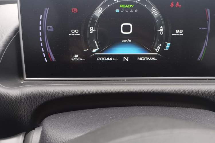 Used ORA White Cat 2020 305 km Luxury Version Odometer Close Up